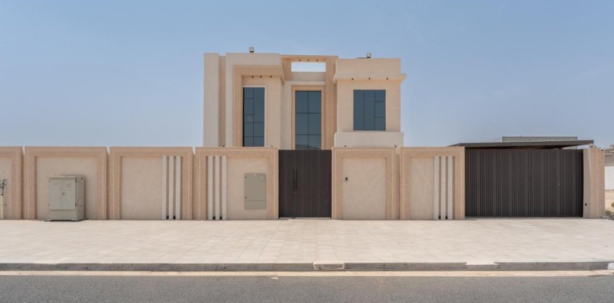 5 bedrooms Villa in Al Aweer, UAE No. 99905