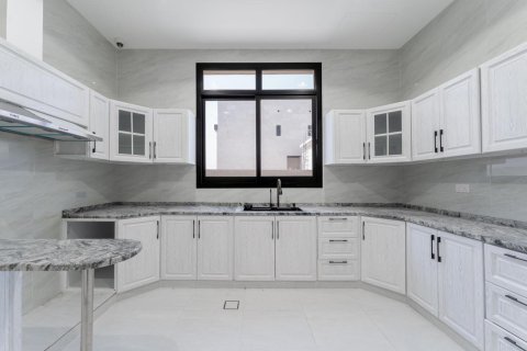 5 bedrooms Villa in Al Aweer, UAE No. 99905 7