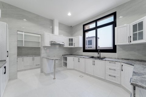 5 bedrooms Villa in Al Aweer, UAE No. 99905 6