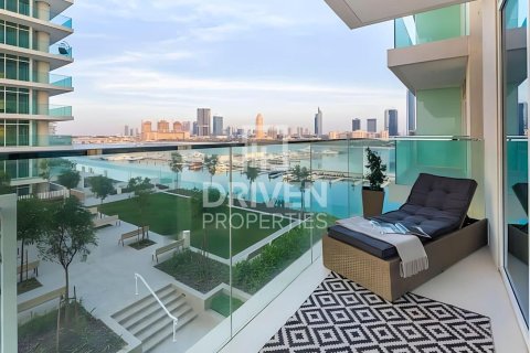 Квартира с 2 спальнями в EMAAR Beachfront, ОАЭ №192966 17