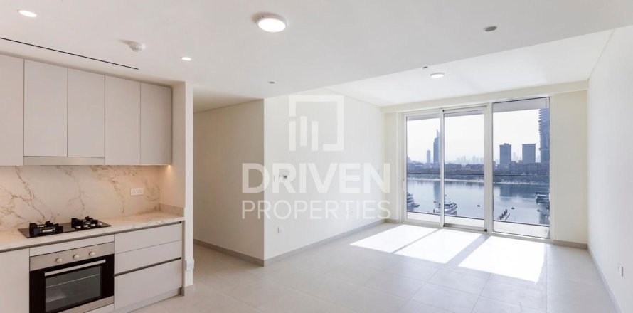 Квартира с 2 спальнями в EMAAR Beachfront, ОАЭ №192358