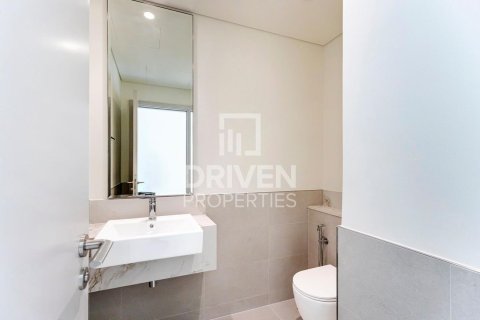 Квартира с 2 спальнями в EMAAR Beachfront, ОАЭ №192358 9