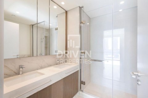 Квартира с 2 спальнями в EMAAR Beachfront, ОАЭ №192358 10