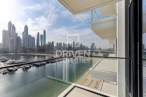 Квартира с 2 спальнями в EMAAR Beachfront, ОАЭ №192358 3