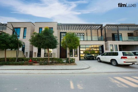 Villa de 5 dormitorios en Dubai, UAE No. 137289
