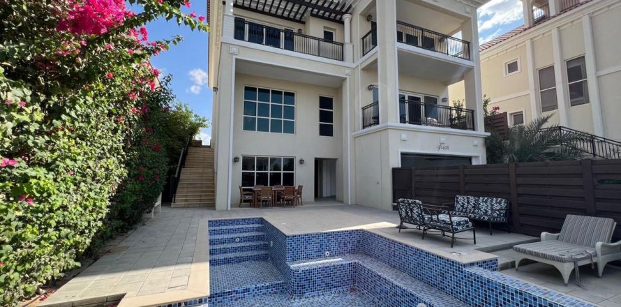 Villa de 4 chambres à Dubai, UAE No. 144582