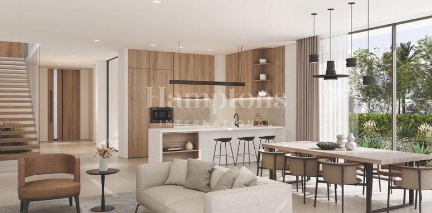 5 bedrooms Villa in Dubai, UAE No. 73044
