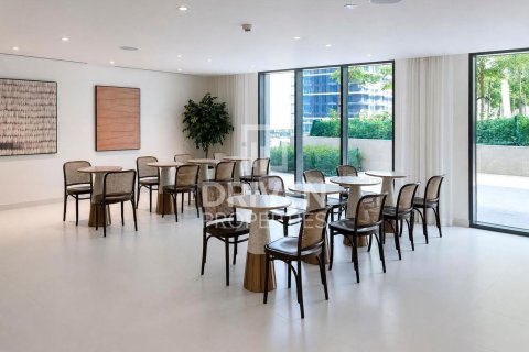 Apartment de 2 dormitorios en EMAAR Beachfront, UAE No. 207359 9