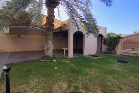 Вилла с 5 спальнями в Al Barsha 2, ОАЭ №160192 5