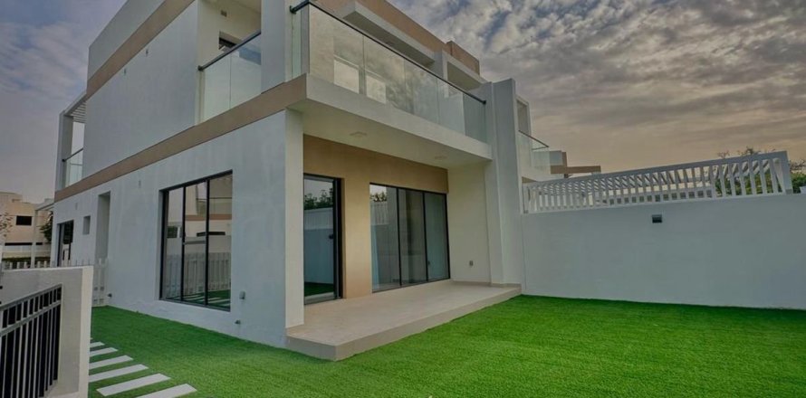 4 bedrooms Villa in Dubai, UAE No. 143644