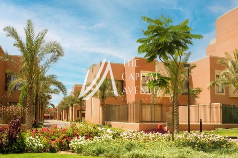 Villa de 5 dormitorios en Abu Dhabi Gate City, UAE No. 86663 2
