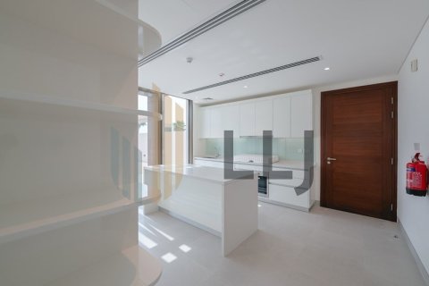 4 bedrooms Villa in Abu Dhabi, UAE No. 51229 11