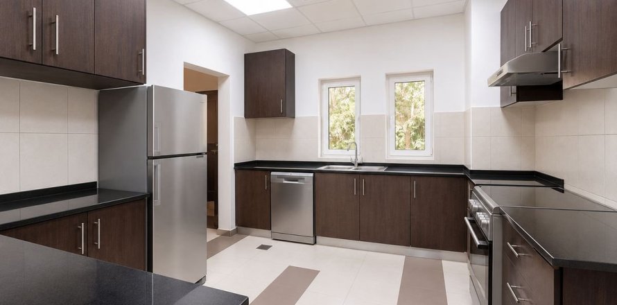 5 bedrooms Villa in Dubai, UAE No. 168807