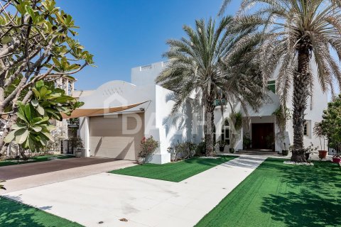 Вилла с 4 спальнями в Jumeirah Islands, ОАЭ №210369
