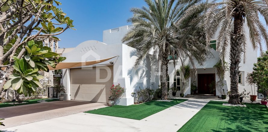 Вилла с 4 спальнями в Jumeirah Islands, ОАЭ №210369