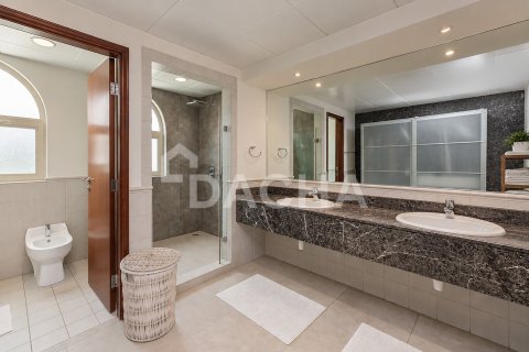 Вилла с 4 спальнями в Jumeirah Islands, ОАЭ №210369 23
