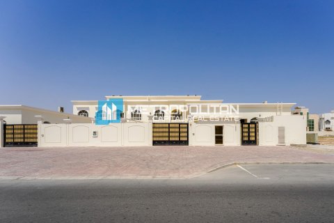 8 bedrooms Villa in Khalifa City, UAE No. 91753 1