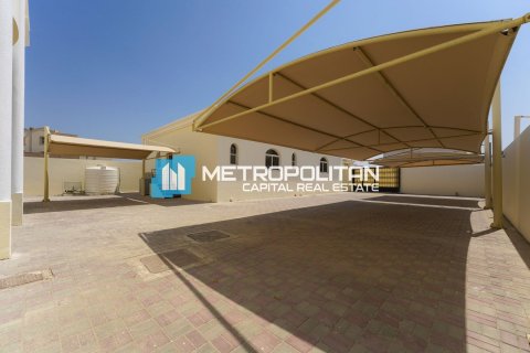 8 bedrooms Villa in Khalifa City, UAE No. 91753 3