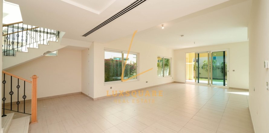 Вилла с 4 спальнями в Jumeirah Park, ОАЭ №162524