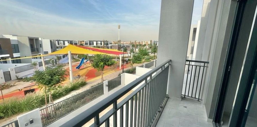 4 bedrooms Villa in Dubai, UAE No. 173309