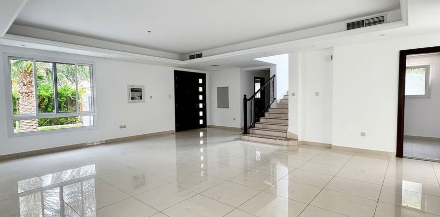 4 bedrooms Villa in Dubai, UAE No. 160959