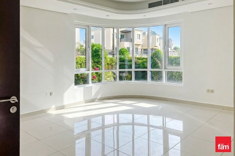 4 bedrooms Villa in Dubai, UAE No. 160959 4
