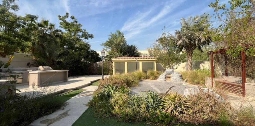 Villa de 2 dormitorios en Dubai, UAE No. 163724