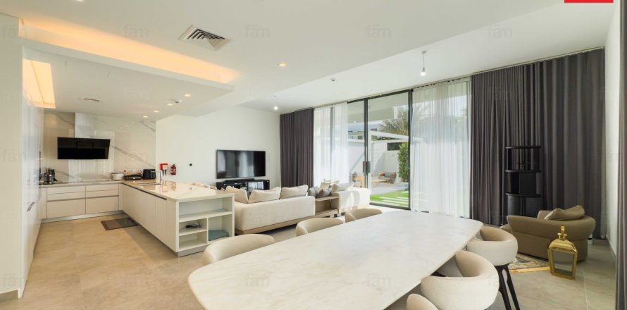 4 bedrooms Villa in Dubai, UAE No. 131438