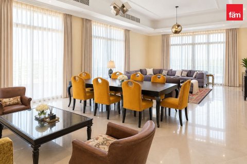 5 bedrooms Villa in Dubai, UAE No. 210298 3
