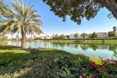 Villa de 4 dormitorios en Dubai, UAE No. 210431 3