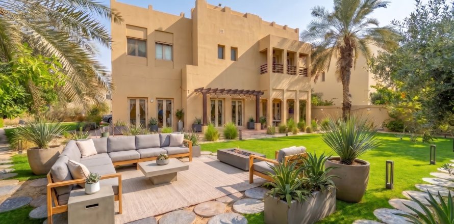Villa de 4 dormitorios en Dubai, UAE No. 210431