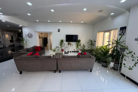 Villa de 7 dormitorios en Al Amarat, Oman No. 108489 4