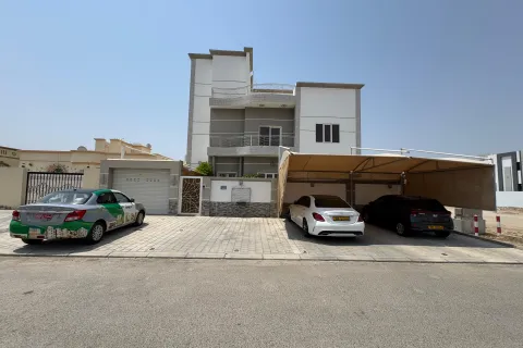 Villa de 7 dormitorios en Al Amarat, Oman No. 108489 2