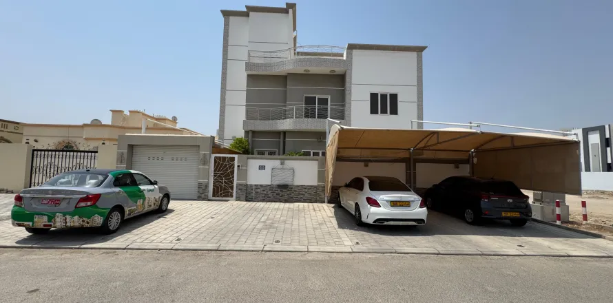 Villa de 7 dormitorios en Al Amarat, Oman No. 108489