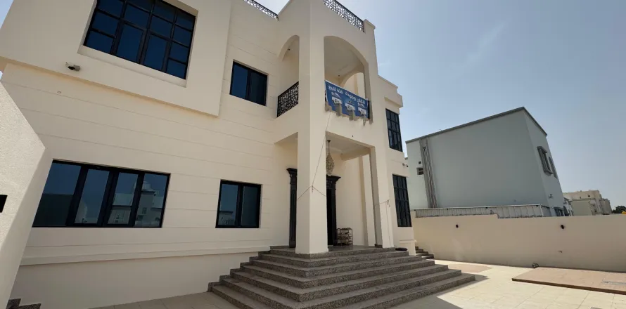 7 bedrooms Villa in Muscat, Oman No. 108488