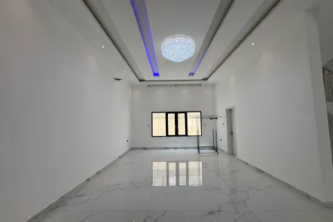 7 bedrooms Villa in Muscat, Oman No. 108488 3