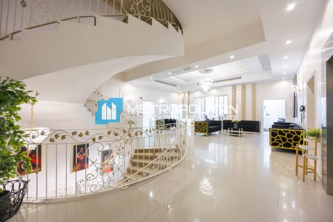 Villa commerciale de 12 chambres à Khalifa City, UAE No. 146493 3