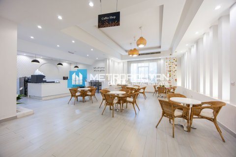 Villa commerciale de 12 chambres à Khalifa City, UAE No. 146493 8