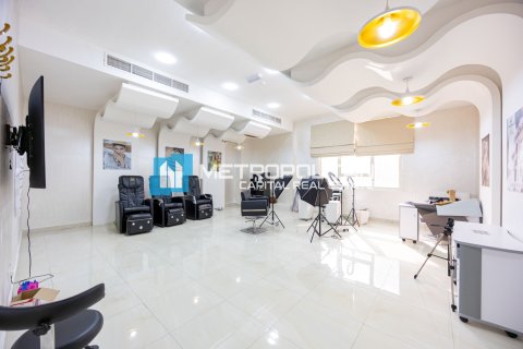 Villa commerciale de 12 chambres à Khalifa City, UAE No. 146493 9