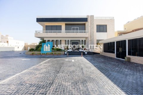 Villa commerciale de 12 chambres à Khalifa City, UAE No. 146493