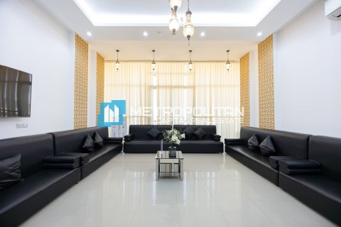 Villa commerciale de 12 chambres à Khalifa City, UAE No. 146493 6