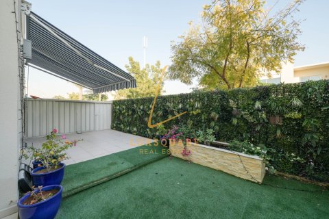 Apartment de 2 dormitorios en EMAAR South, UAE No. 143773