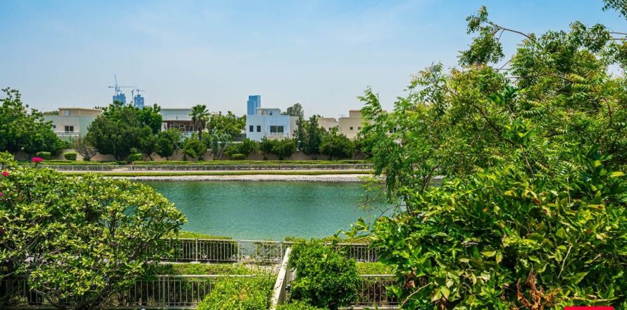 3 bedrooms Villa in Dubai, UAE No. 165321