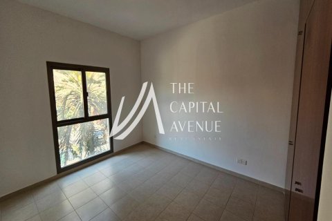 Villa de 4 dormitorios en Abu Dhabi Gate City, UAE No. 86773 5