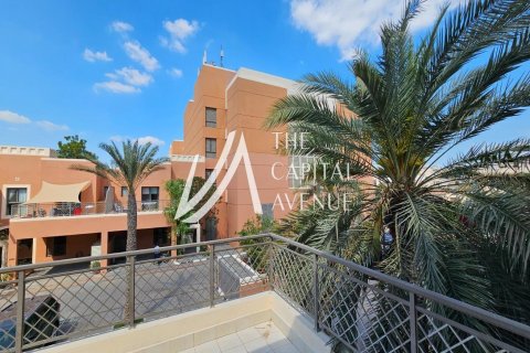 Villa de 4 dormitorios en Abu Dhabi Gate City, UAE No. 86773 2