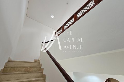 Villa de 4 dormitorios en Abu Dhabi Gate City, UAE No. 86773 7