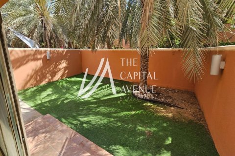 Villa de 4 dormitorios en Abu Dhabi Gate City, UAE No. 86773 3