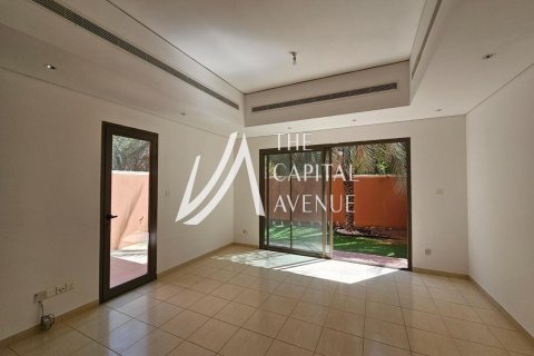Villa de 4 dormitorios en Abu Dhabi Gate City, UAE No. 86773 10