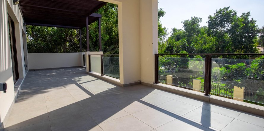 Villa de 4 dormitorios No. 123997