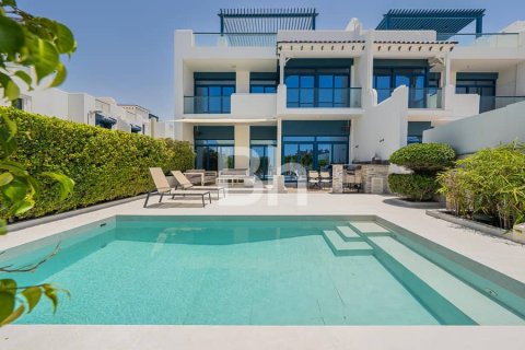 Villa de 5 dormitorios  No. 114070 2
